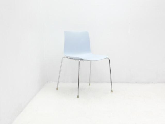 Kantinestoel Arper Catifa - lichtblauw - 4-poot chroom, Huis en Inrichting, Stoelen, Gebruikt, Ophalen of Verzenden