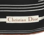 Een zijden Christian Dior sjaal, Gebruikt