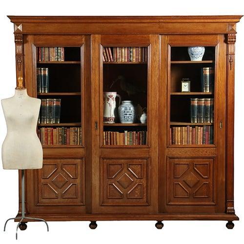 Boekenkast of Bibliotheekkast met drie schuifdeuren en verst, Antiek en Kunst, Antiek | Meubels | Kasten, Ophalen of Verzenden