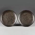 Hevig gegoten metalen schalen met een draak  (ryû). -