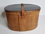 Doos - Ovale houten hoedendoos, zwarte deksel en leren riem, Antiek en Kunst