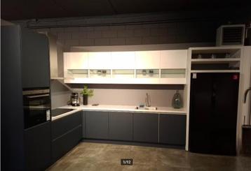 Luxe Fjordblauw (MAT) met wit hoogglans showroomkeuken beschikbaar voor biedingen