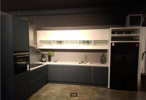 Luxe Fjordblauw (MAT) met wit hoogglans showroomkeuken, Huis en Inrichting, Keuken | Complete keukens, Composiet, Greeploos, Blauw