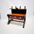 Vitrinekast - Spaans bureaukast met lade en koperen, Antiek en Kunst