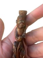 Fijn gesneden houten finial in de vorm van een zittende aap,