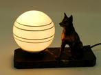 Art Deco tafellamp met hond naast glazen bol op marmeren, Antiek en Kunst