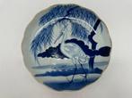 Oud Imari aardewerk blauw en wit groot bord, wilg en