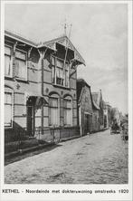 KETHEL - Noordeinde met dokterswoning omstreeks 1920, Verzamelen, Ansichtkaarten | Nederland, Verzenden, Gelopen