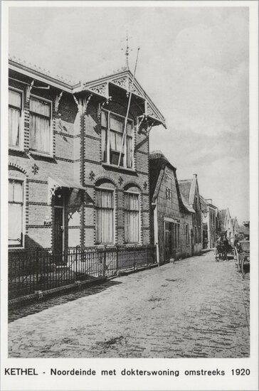KETHEL - Noordeinde met dokterswoning omstreeks 1920, Verzamelen, Ansichtkaarten | Nederland, Verzenden