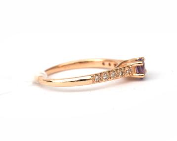 Een 18 krt. roségouden ring met roze saffier en diamant beschikbaar voor biedingen