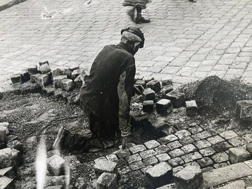 Irena Bluhova - The Paver Worker, Antiek en Kunst, Kunst | Schilderijen | Modern