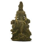 Een vergulde bronzen figuur van Avalokitesvara in eigendom