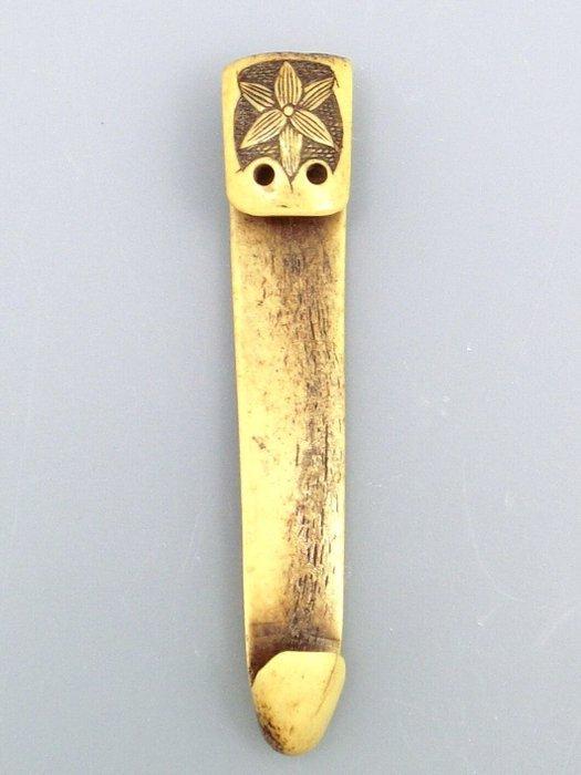 Obihasami Netsuke met een bloemmotief aan de voorkant en, Antiek en Kunst, Antiek | Overige Antiek