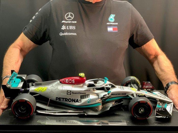 Mercedes Benz AMG - Lewis Hamilton - 2022 - Scale 1/8, Hobby en Vrije tijd, Modelauto's | 1:5 tot 1:12
