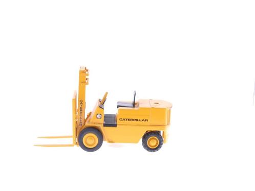 Schaal 1:25 JOAL - 215 Caterpillar forklift #4096, Hobby en Vrije tijd, Modelauto's | Overige schalen, Gebruikt, Ophalen of Verzenden