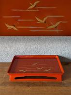 Dienblad - een levendig vermiljoenrood met vliegende