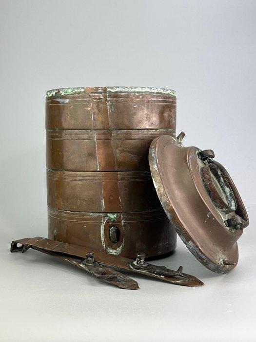 Schaal - IJzer, Koper - Draagbare lunchbox in torenvorm, Antiek en Kunst, Antiek | Keukenbenodigdheden