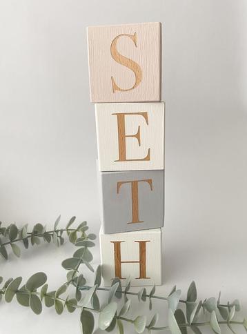 Houten Naamblokken – Unieke Babykamer Decoratie beschikbaar voor biedingen