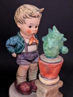 Beeld, Goebel Hummel - Jongen met cactus - TMK5 - 14.6 cm -, Antiek en Kunst, Curiosa en Brocante