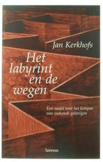 Het labyrint en de wegen - J. Kerkhofs 9789020940558, Boeken, Gelezen, J. Kerkhofs, Verzenden