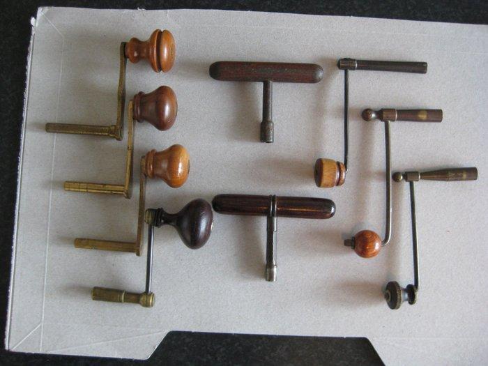 Klokonderdelen (9) - Metaal - 1950-1960 - 9 klok sleutels, Antiek en Kunst, Antiek | Klokken