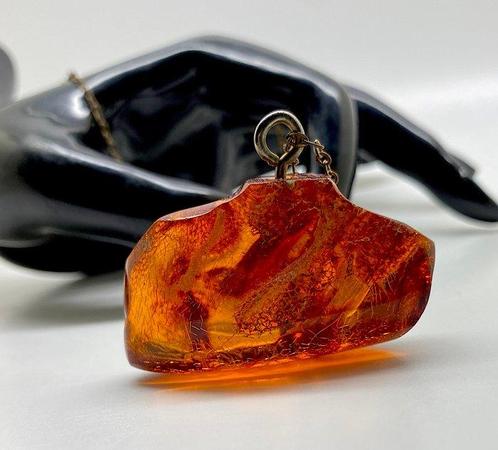 Grote oude natuurlijke Baltische barnsteen hanger en ketting, Verzamelen, Mineralen en Fossielen