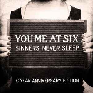 cd - You Me At Six - Sinners Never Sleep (10 Year Anniver..., Cd's en Dvd's, Cd's | Rock, Verzenden