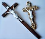 Paar vintage kruisbeelden van porselein en hout (2) - Bisque