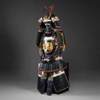 Zwarte harnas (yoroi) met eikenblad familiewapen. - Metaal,, Antiek en Kunst