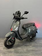 Vespa Sprint E5 2021 | Nano grey | Full option | 12 mnd. gar, Fietsen en Brommers, Scooters | Vespa, Overige modellen, Verzenden