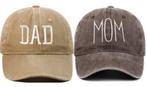Set met 1 cap Mom bruin en 1 cap Dad beige, Verzenden, Nieuw, Versiering, Geboorte of Huwelijk