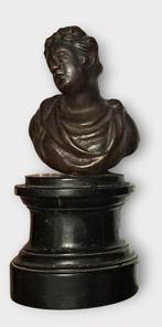 Buste, Bustino in bronzo raffigurante giovane, bottega, Antiek en Kunst