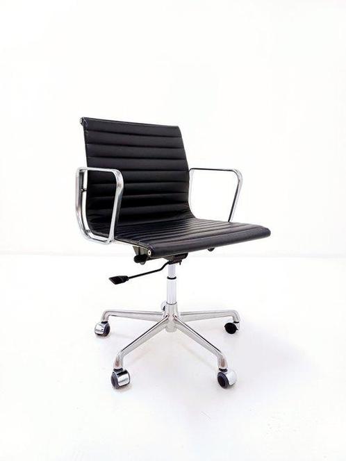 I.C.F. De Padova - Charles & Ray Eames - Bureaustoel - EA118, Antiek en Kunst, Antiek | Meubels | Stoelen en Banken