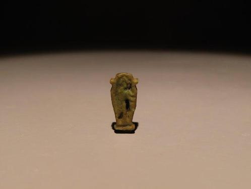 Oud-Egyptisch Faience Biface-amulet met voorstelling van, Verzamelen, Mineralen en Fossielen