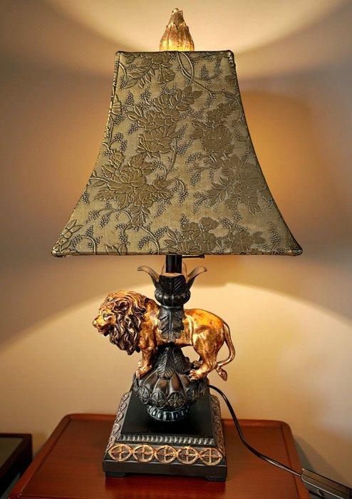 Lamp - Hars, IJzer, Textiel - Lamp met leeuwdecor, Antiek en Kunst, Curiosa en Brocante