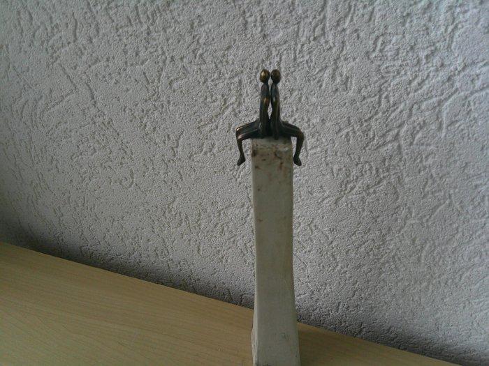 Artihove - Beeldje - EEN STEENGOEDE POSITIE -, Antiek en Kunst, Curiosa en Brocante