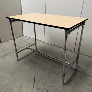 Hoge werktafel met steigerbuis frame - 108x140x80 cm beschikbaar voor biedingen