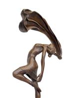 Beeldje - vivid dancer - Brons