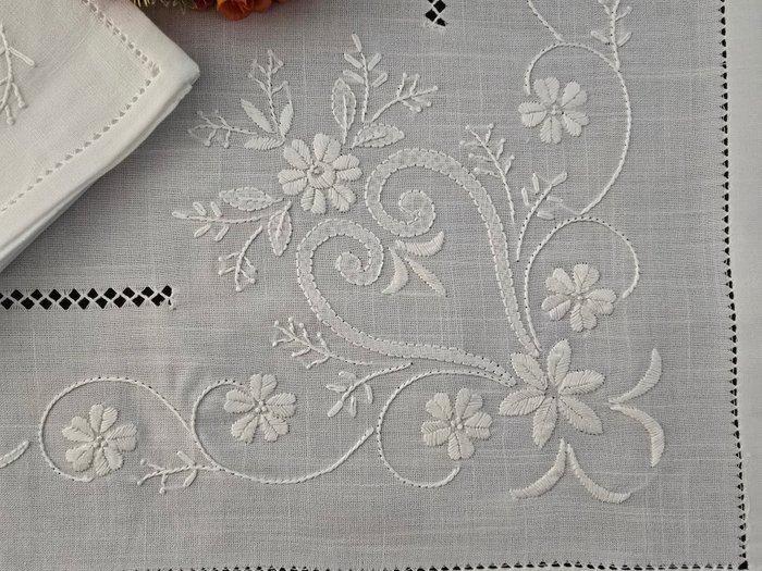 Tovaglia ricamata a mano in misto lino 12 posti ricamo nodo, Antiek en Kunst, Antiek | Kleden en Textiel