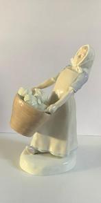 Bing & Grondahl - Beeldje - Farm Woman with basket of, Antiek en Kunst, Antiek | Glas en Kristal