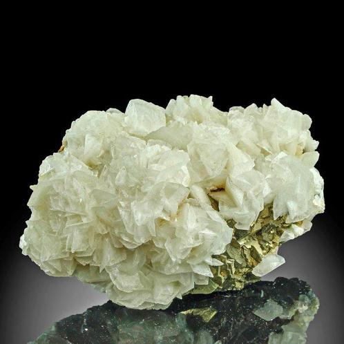 Witte calciet met gouden pyriet Kristallen op matrix -, Verzamelen, Mineralen en Fossielen