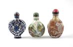 Drie snuff bottles (cloisonne en Peking glas en porselein), Antiek en Kunst, Antiek | Porselein, Ophalen
