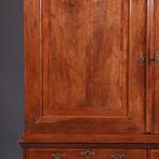 Majestueus kruisvoet kabinet met gewelfde kroon in noten met, Antiek en Kunst, Antiek | Meubels | Kasten, Ophalen of Verzenden