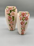 Set Vintage keramiek vazen handbeschilderd 2 stuks, Minder dan 50 cm, Ophalen of Verzenden, Zo goed als nieuw, Overige kleuren