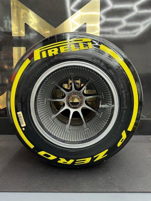 Wiel compleet met band - Red Bull - 2021 tyre complete on, Verzamelen, Automerken, Motoren en Formule 1