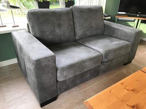 Leren 2-zits bank met houten poten - grijs leer, Huis en Inrichting, Banken | Bankstellen, 150 tot 200 cm, 75 tot 100 cm, Rechte bank
