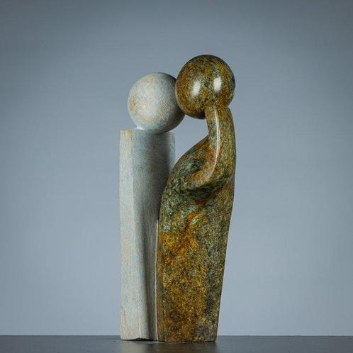 Beeld, Two loving people - 460 mm - Serpetine steen - 2021, Antiek en Kunst, Kunst | Designobjecten