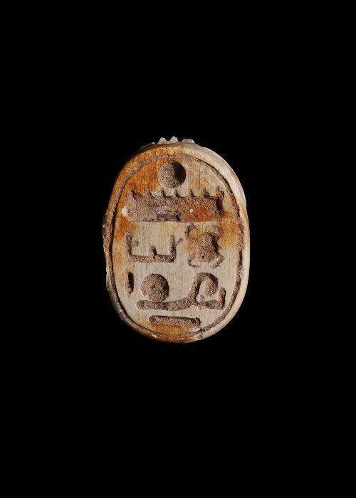 Oud-Egyptisch Speksteen Scarabeus gewijd aan Thutmosis III, Antiek en Kunst, Antiek | Overige Antiek