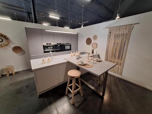 SHOWROOM keuken van €28.700 nu voor €15.500, Huis en Inrichting, Keuken | Complete keukens, Zo goed als nieuw, Greeploos, Met kookeiland