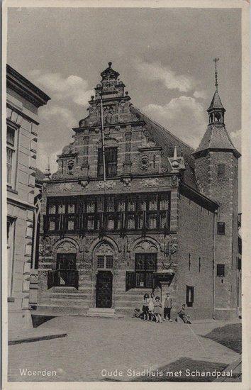 WOERDEN - Oude Stadhuis met Schandpaal, Verzamelen, Ansichtkaarten | Nederland, Verzenden